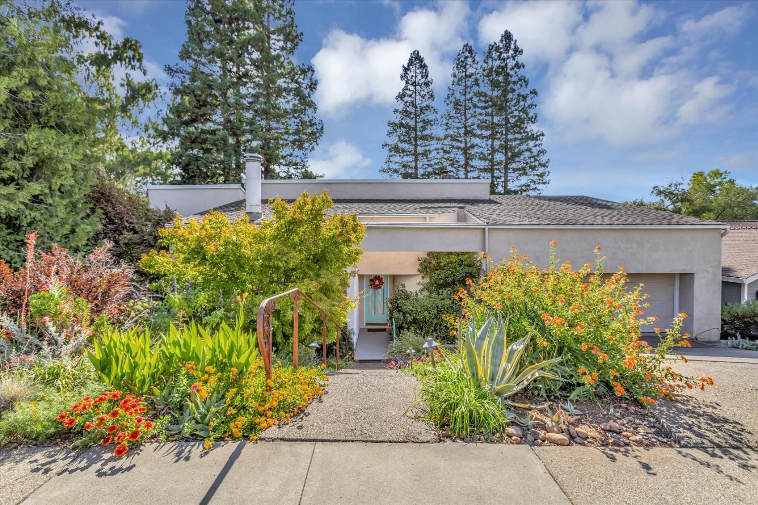 Photo of 9021 Winding Oak Dr in Fair Oaks, CA