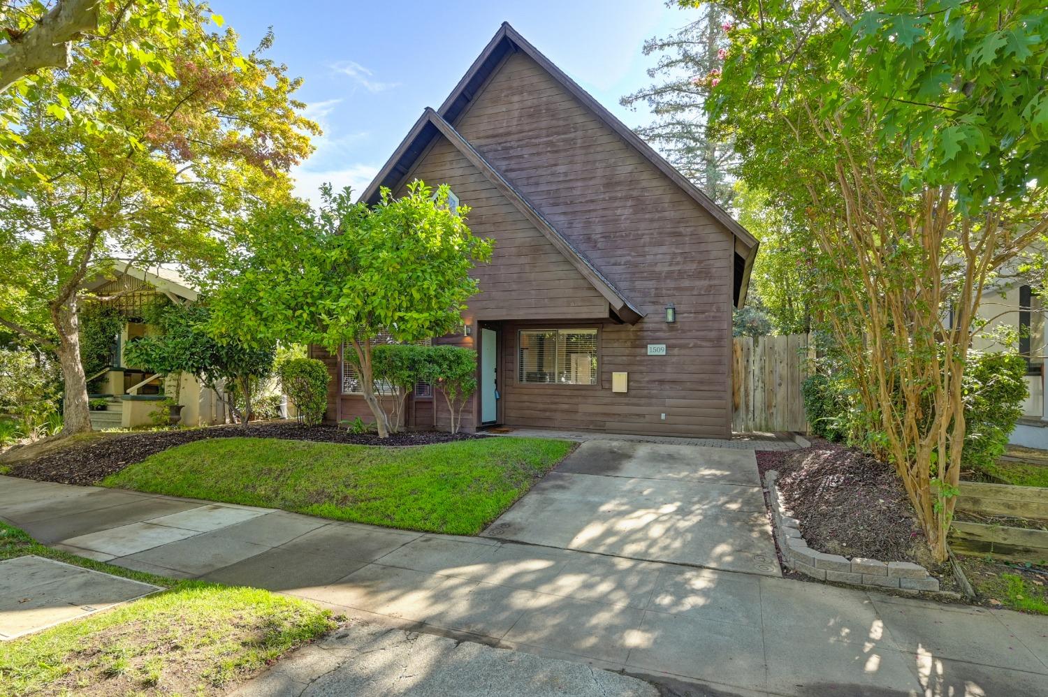 Detail Gallery Image 1 of 1 For 1509 34th Street St, Sacramento,  CA 95816 - 2 Beds | 2 Baths