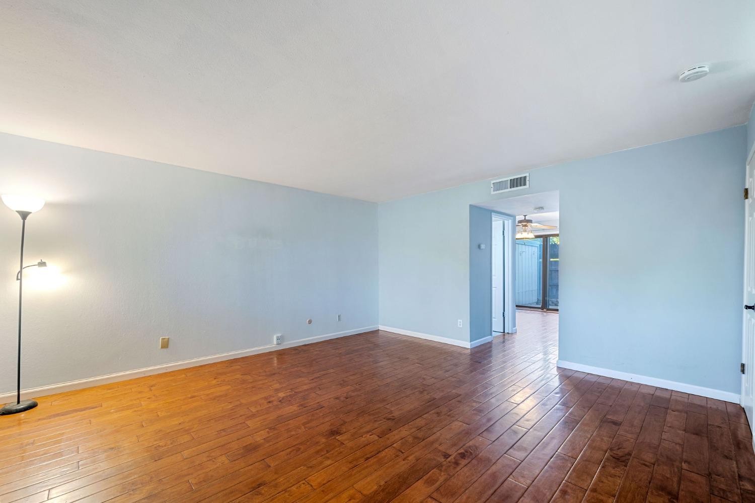 Photo #3: 223093926 Listing 