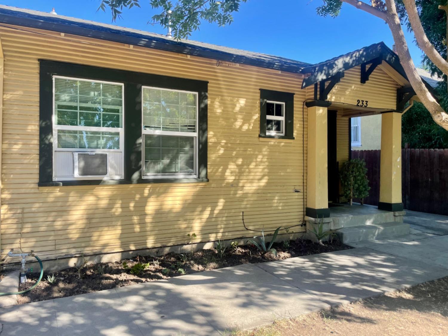 Photo of 231-233 E 5th St in Stockton, CA