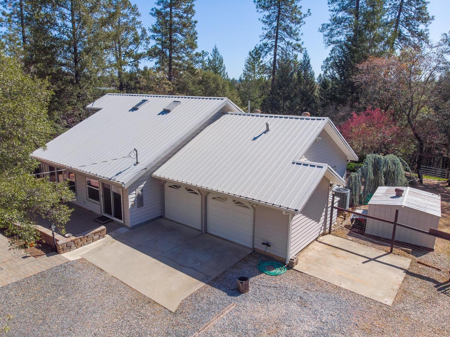Photo of 890 Swanson Ln in Colfax, CA