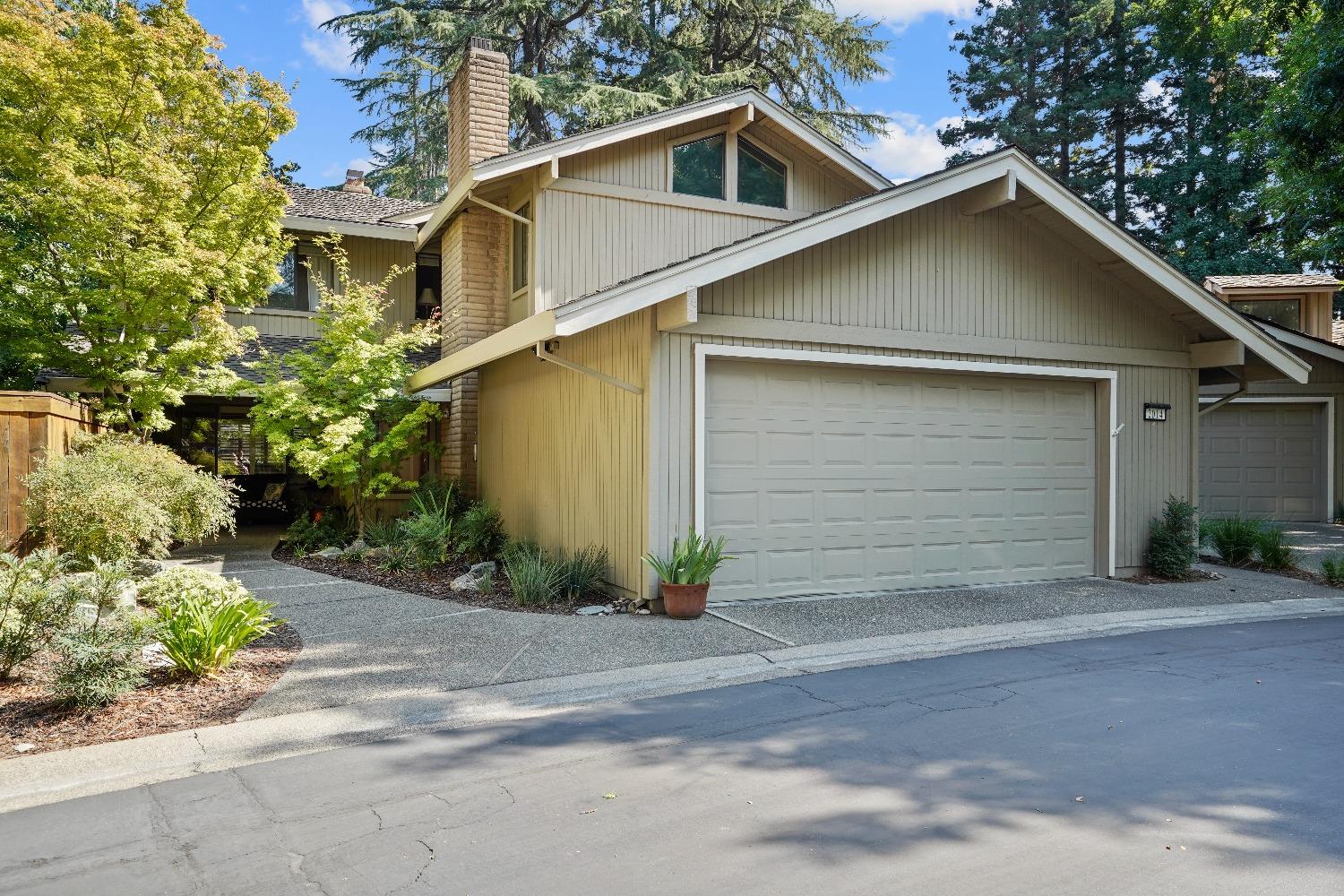 Photo of 2014 University Park Dr in Sacramento, CA