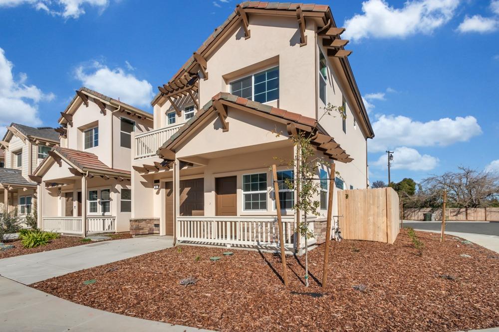 34 Lake house Court Sacramento, California Brand New, Unoccupied Residence with Stylish Vinyl Plank Flooring and Elegant Granite Countertops Throughout. Conveniently Situated Near Shopping Centers - Prime Location! You Simply Must Visit to Fully Appreciate Its Beauty.