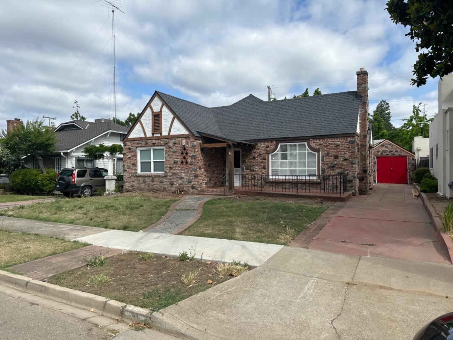 Photo of 611 Regent St in Stockton, CA