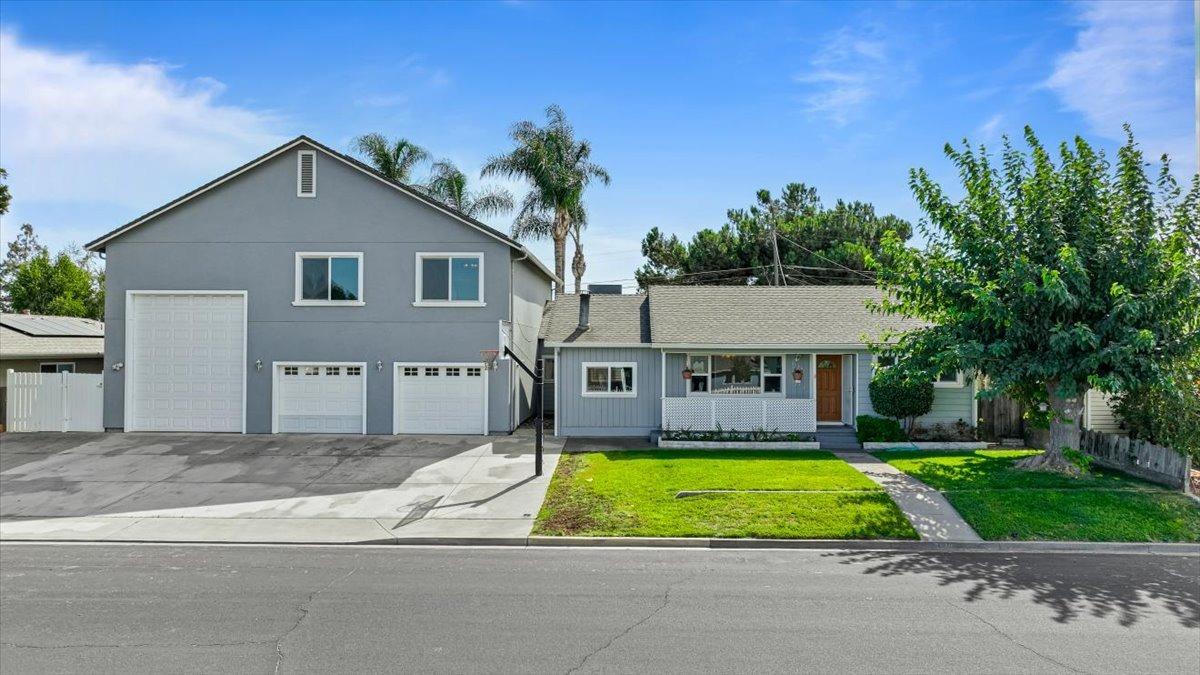 Photo of 3130 Riverside Dr in Riverbank, CA