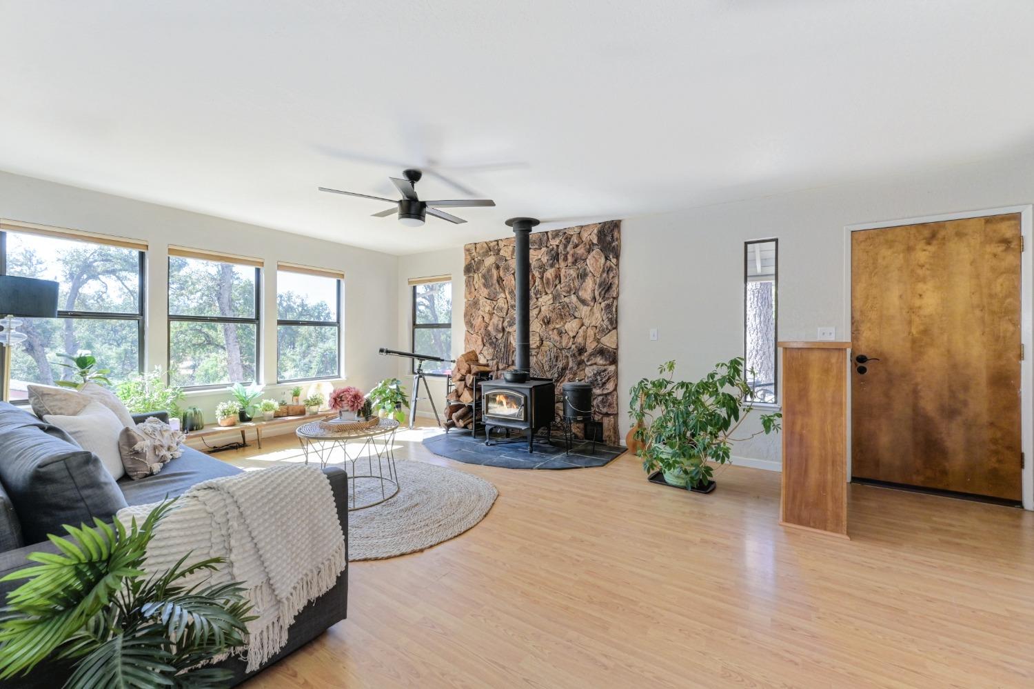 Photo of 20100 Redwood Dr in Foresthill, CA