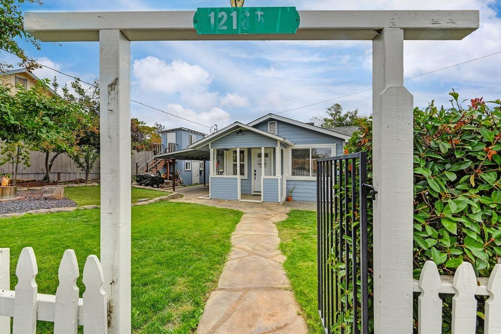 Photo of 12185 Dry Creek Rd in Auburn, CA