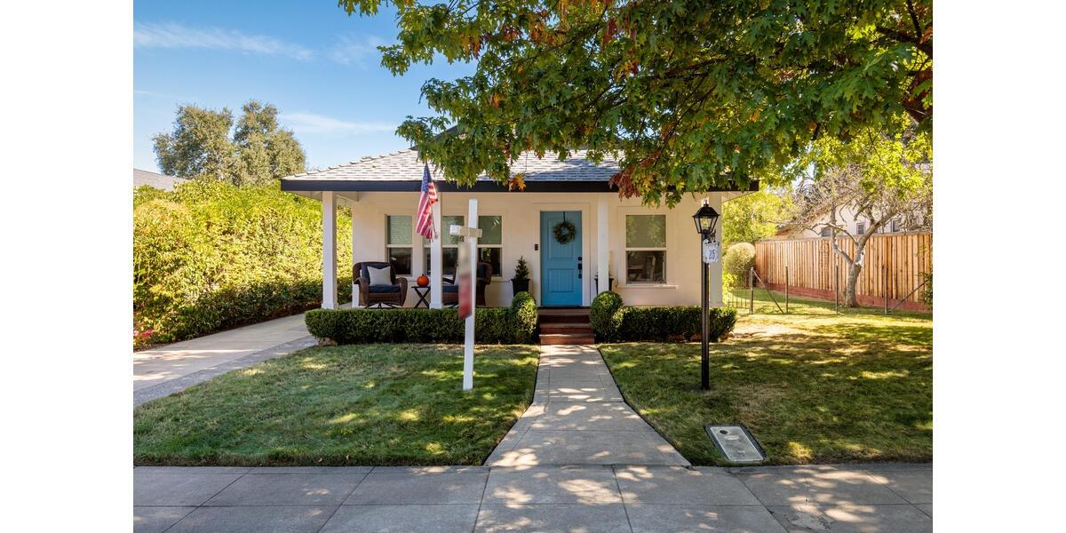 Photo of 215 Donner Ave in Roseville, CA