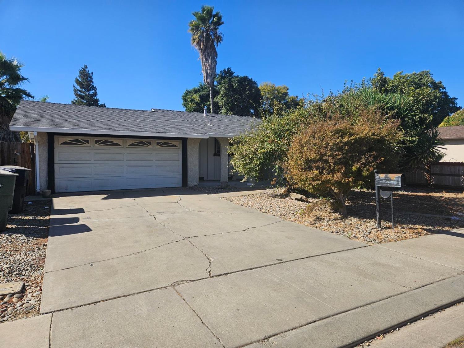 Photo of 543 Lola Ln in Patterson, CA