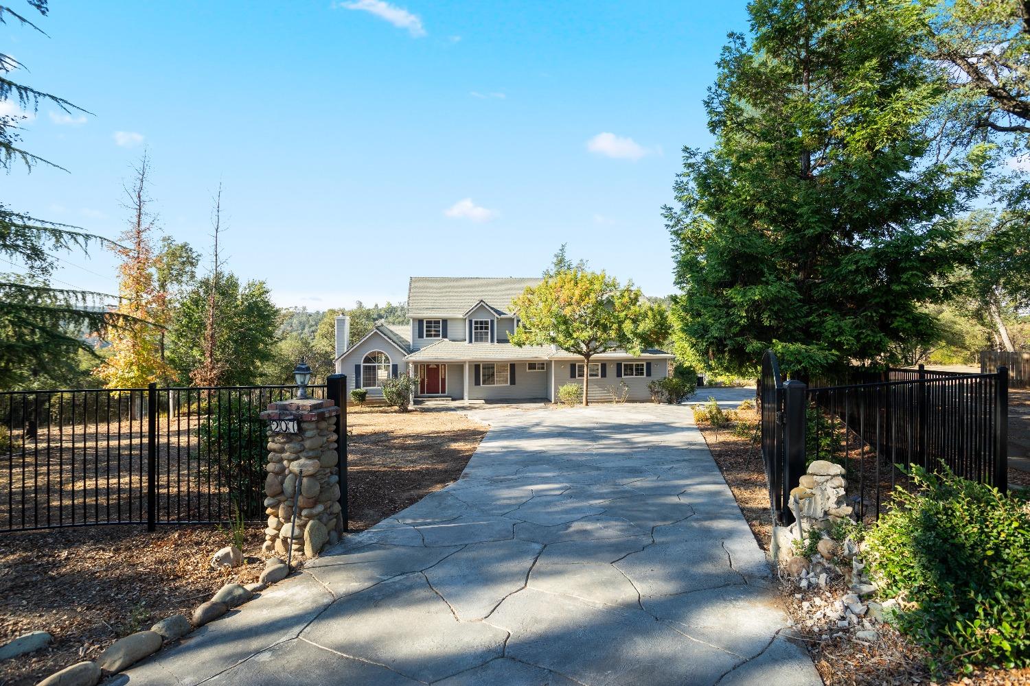 Photo of 207 Hampton Ct in Auburn, CA