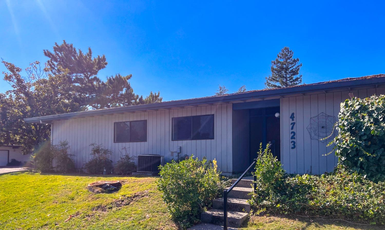 Photo of 4723 River College Dr in Sacramento, CA