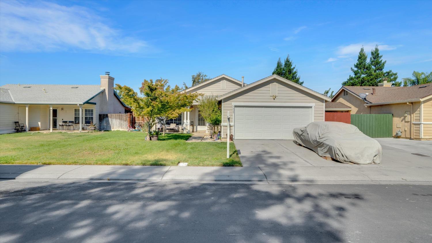 Photo of 3625 Castlepark Dr in Riverbank, CA