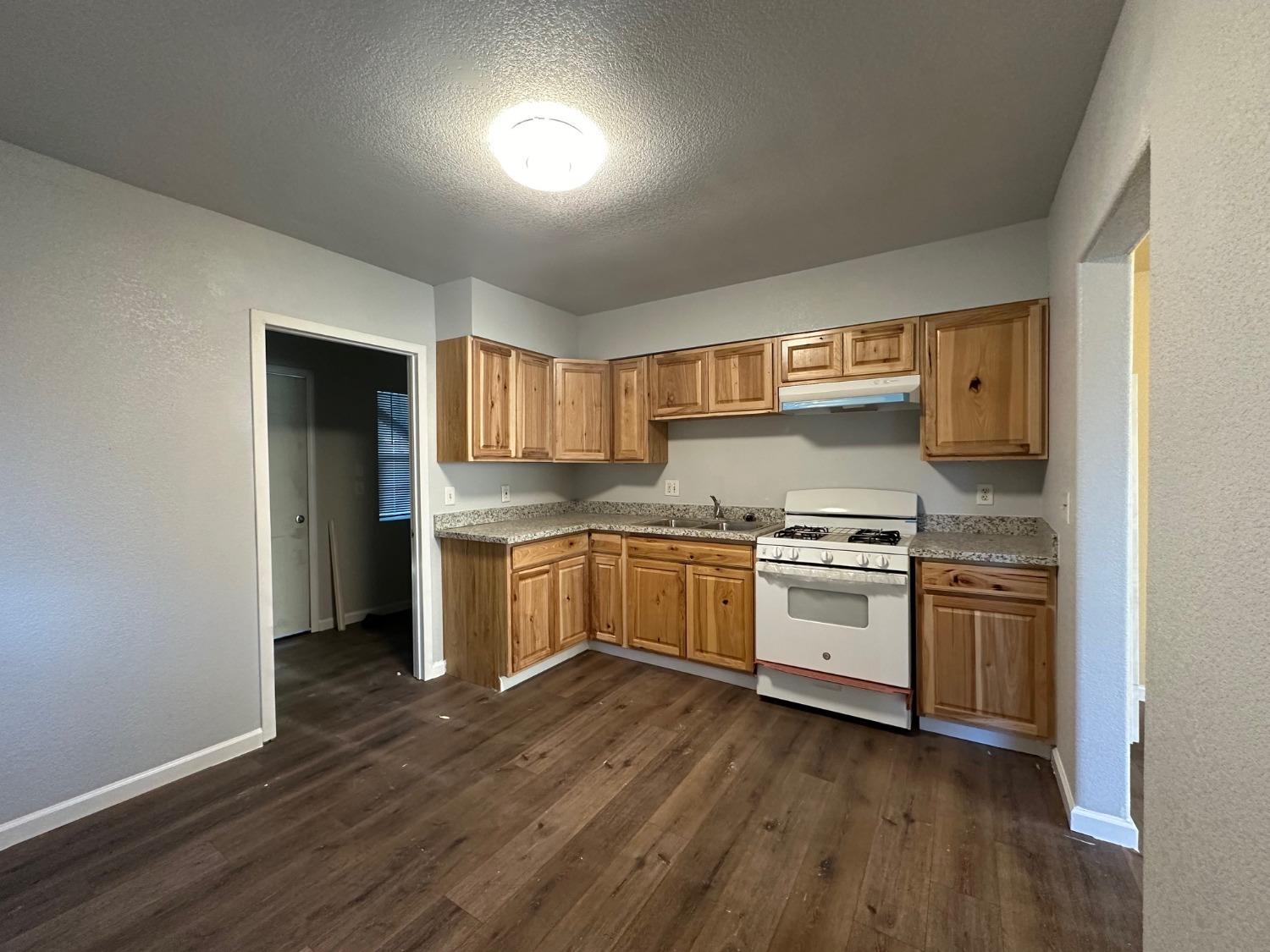 Detail Gallery Image 6 of 13 For 1920 Bradford St, Stockton,  CA 95205 - 2 Beds | 1 Baths