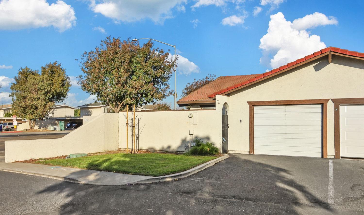 Photo of 196 E Grant Line Rd in Tracy, CA