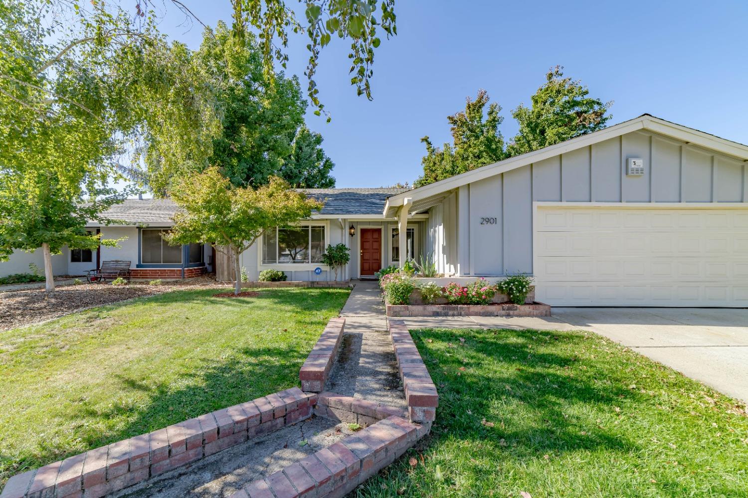 Photo of 2901 Baronet Wy in Sacramento, CA