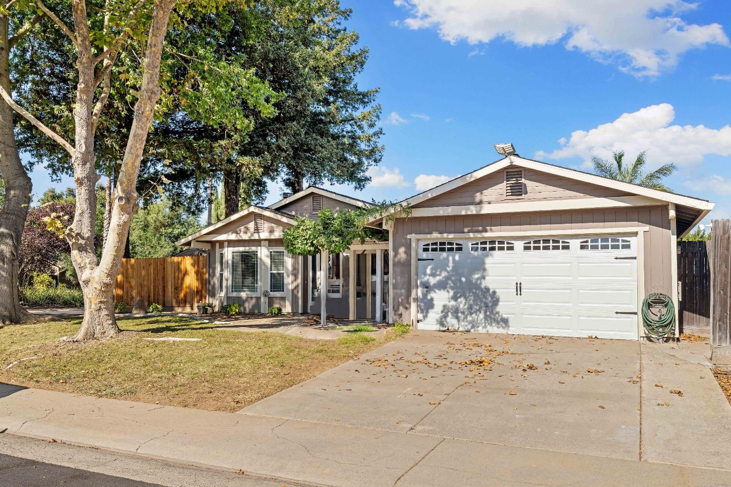 Photo of 9271 Briles Ct in Elk Grove, CA