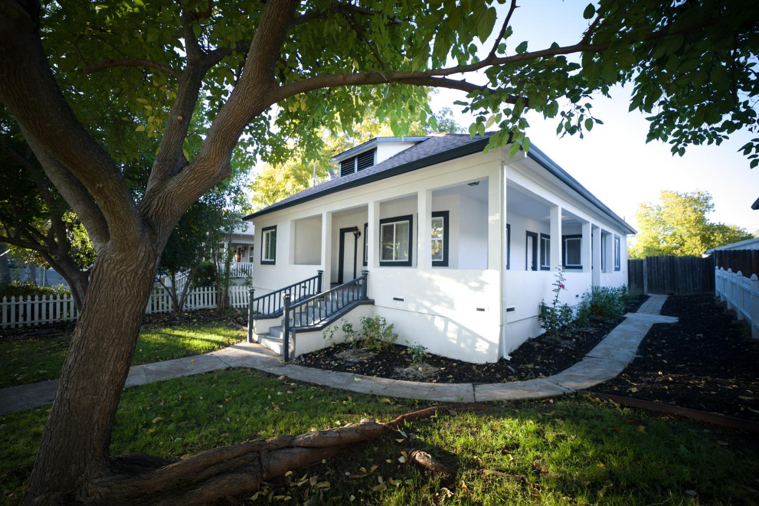 Photo of 338 Grove St in Roseville, CA