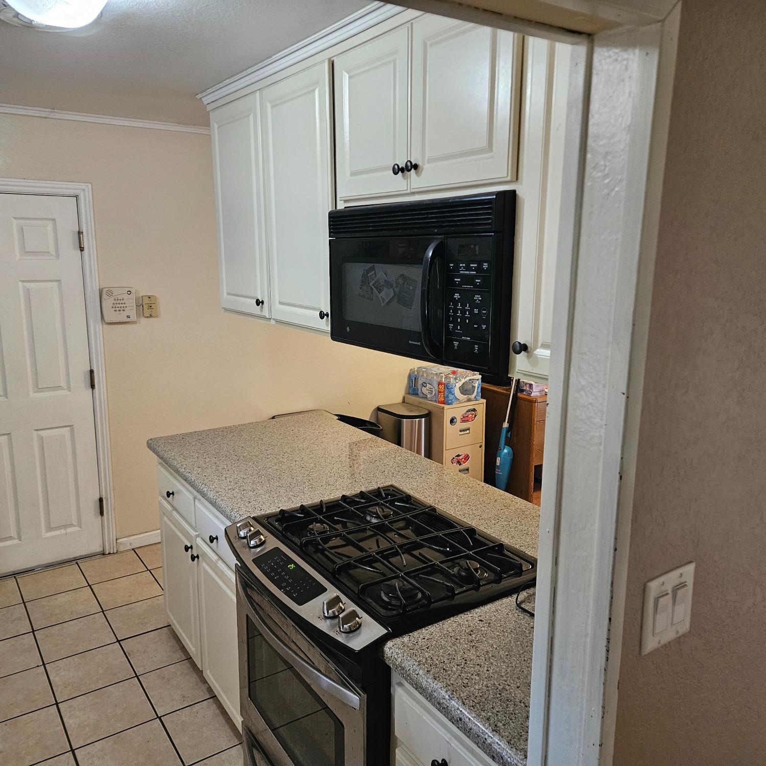 Detail Gallery Image 5 of 9 For 543 Lola Ln, Patterson,  CA 95363 - 3 Beds | 2 Baths