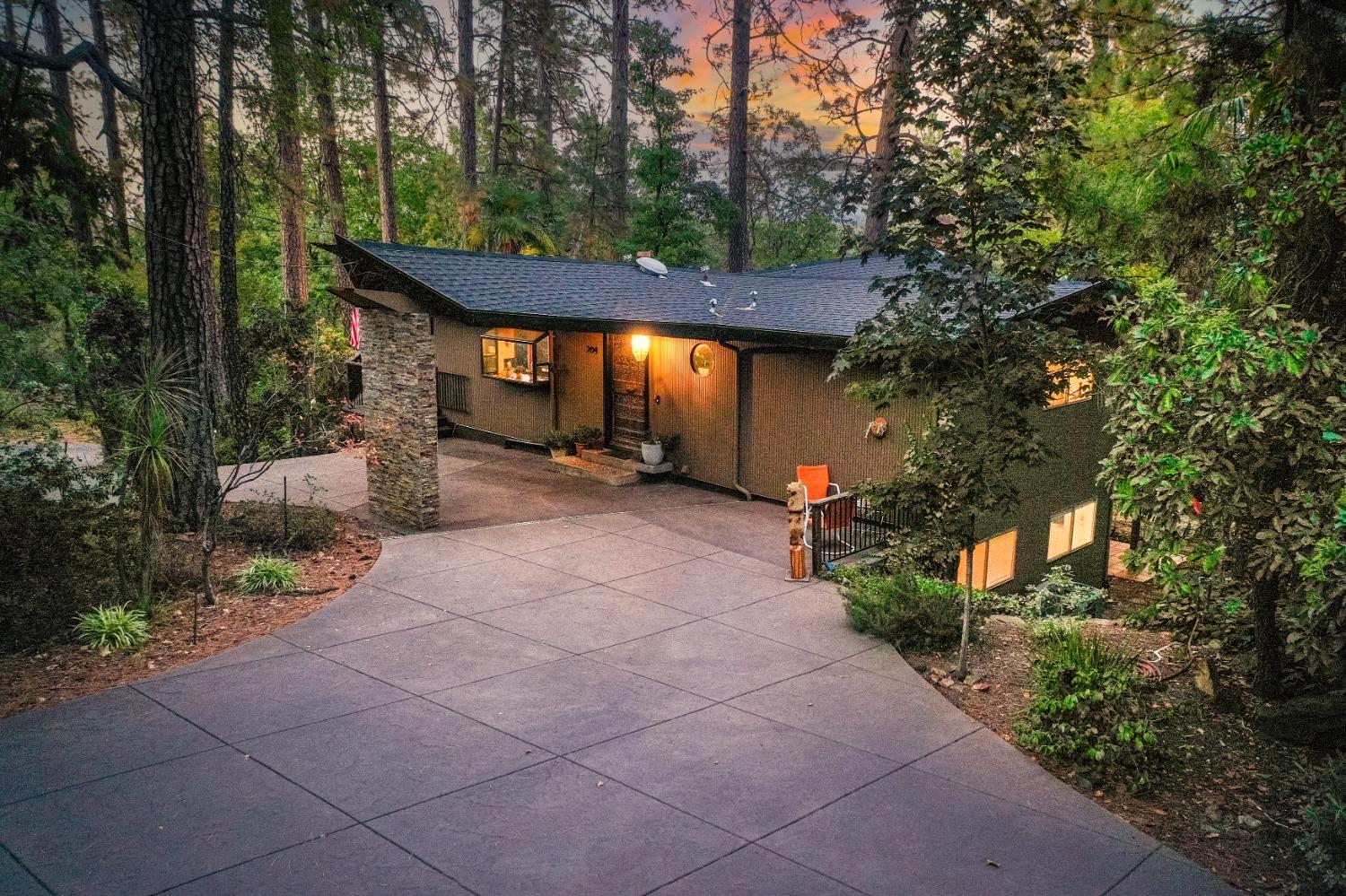 Photo of 204 Black Oak Dr in Auburn, CA