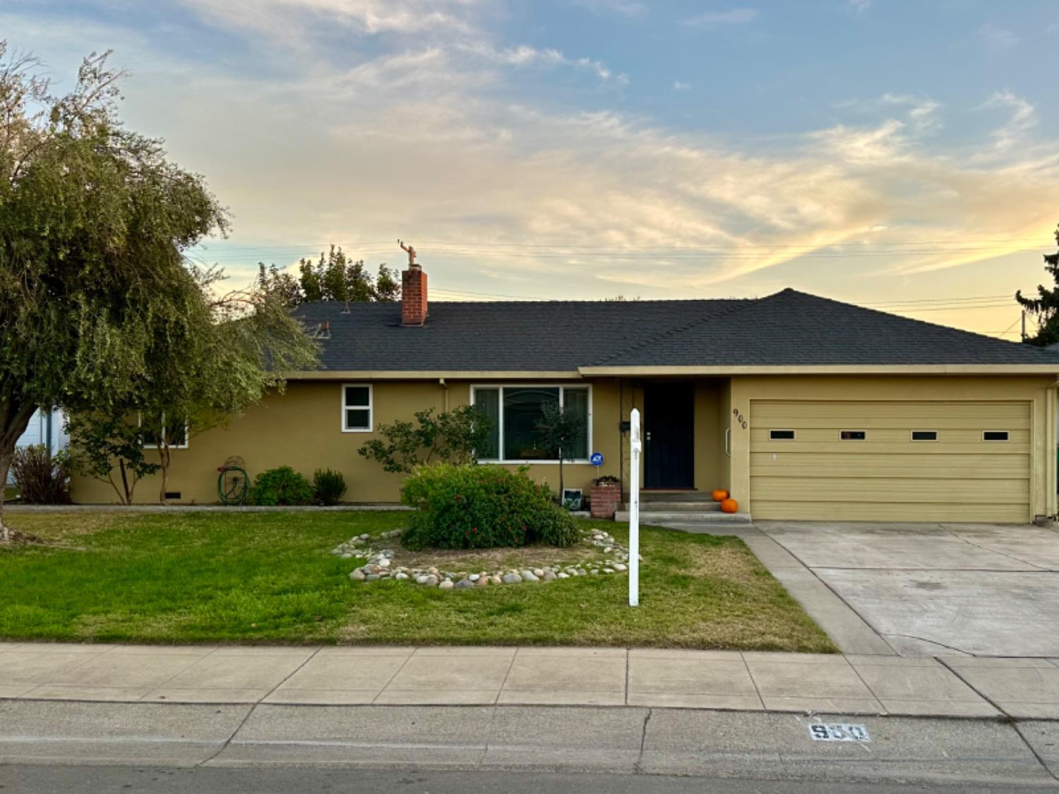 Photo of 900 York St in Lodi, CA