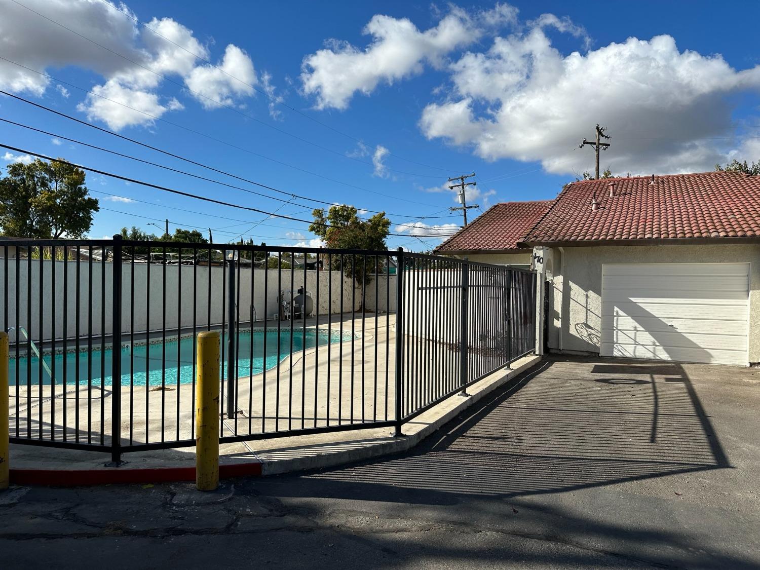 Photo of 170 E Grant Line Rd in Tracy, CA