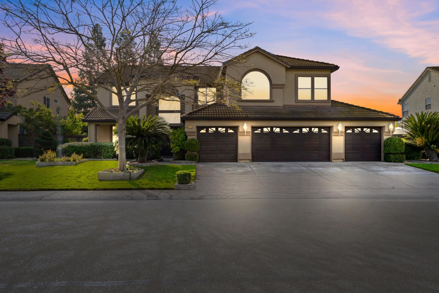 Photo of 9580 Lakepoint Dr in Elk Grove, CA