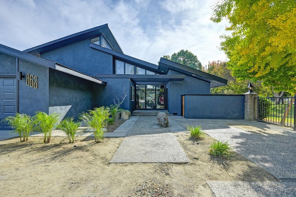 Photo of 862 Royal Green Ave in Sacramento, CA