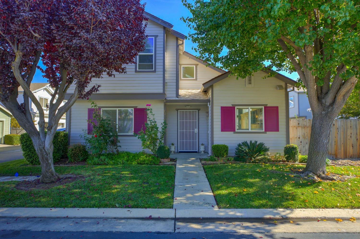 Photo of 6384 Laguna Mirage Ln in Elk Grove, CA