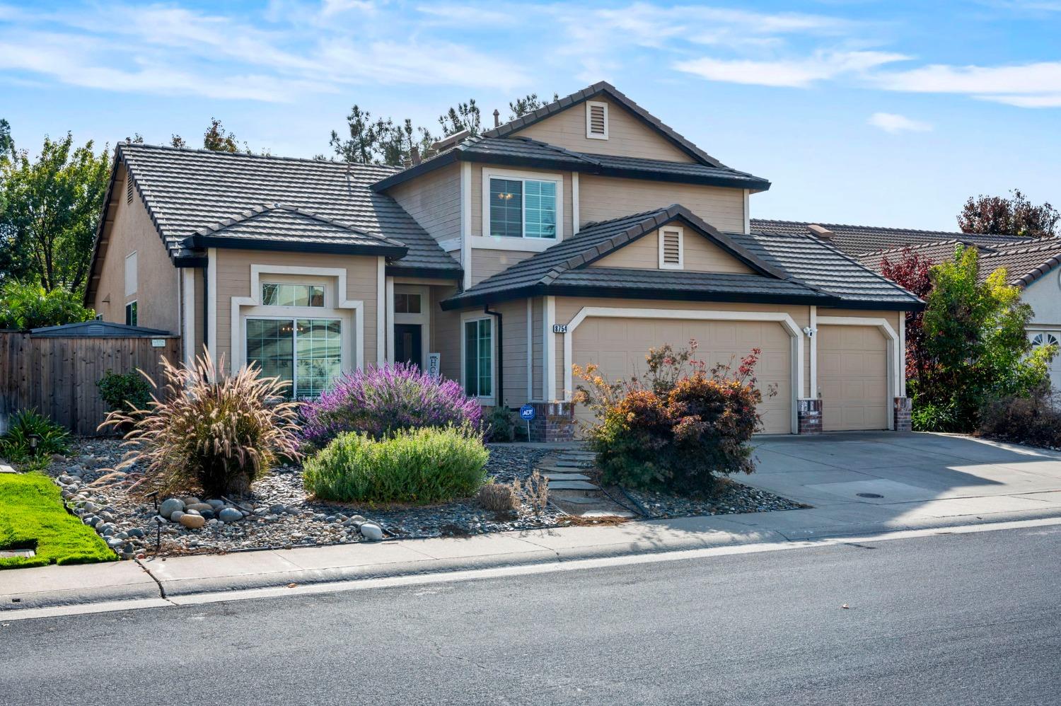 Photo of 8754 Gladiola Wy in Elk Grove, CA