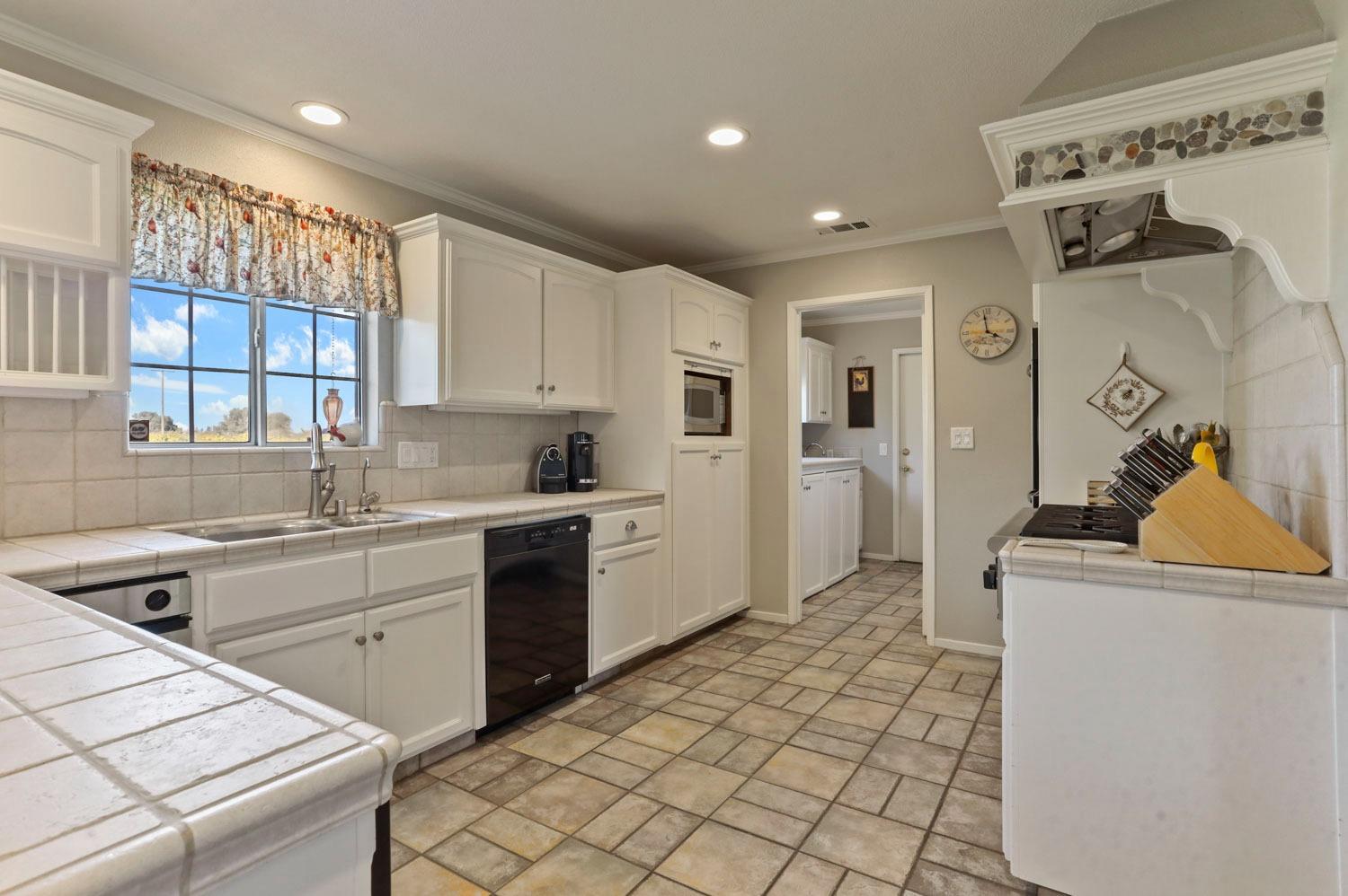 Detail Gallery Image 13 of 81 For 1764 Mettler Rd, Lodi,  CA 95242 - 4 Beds | 2/1 Baths