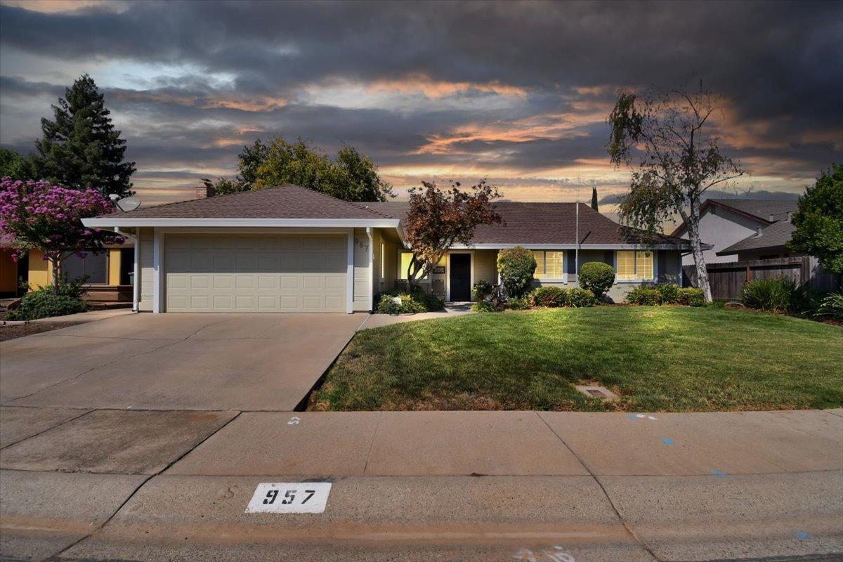 Photo of 957 N Point Dr in Yuba City, CA