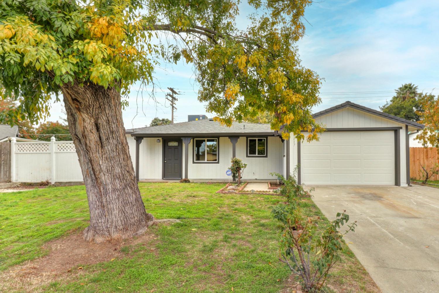 Photo of 6217 Whitecliff Wy in North Highlands, CA