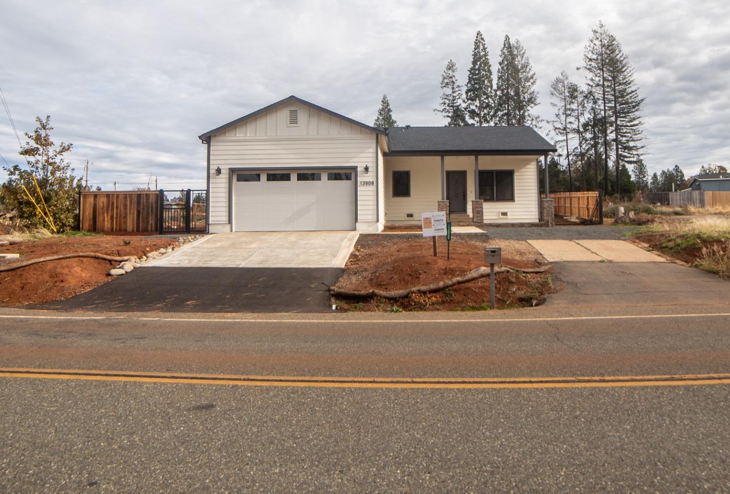 Photo of 13908 W Park Dr in Magalia, CA