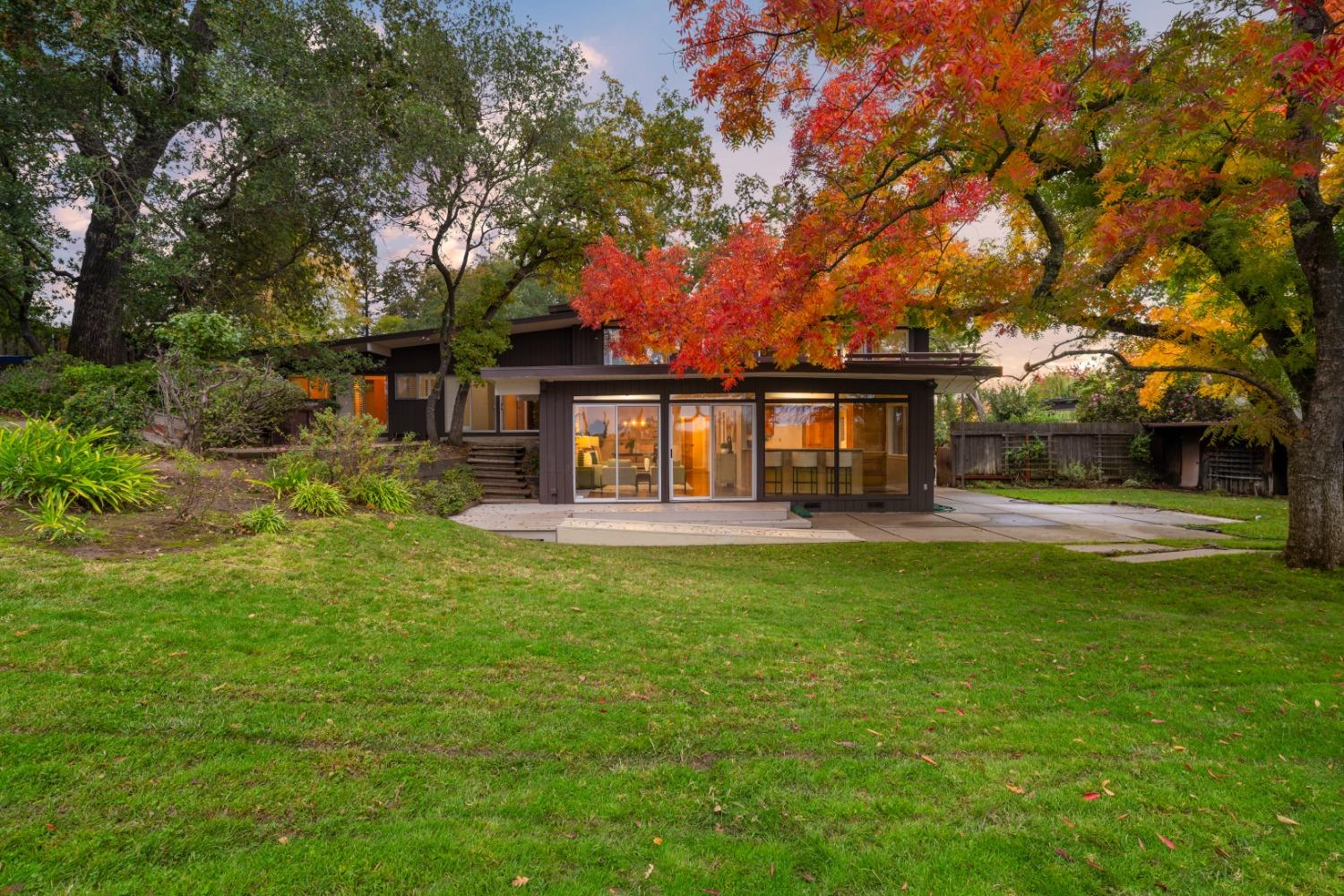 Photo of 3120 Edgehill Ln in Carmichael, CA
