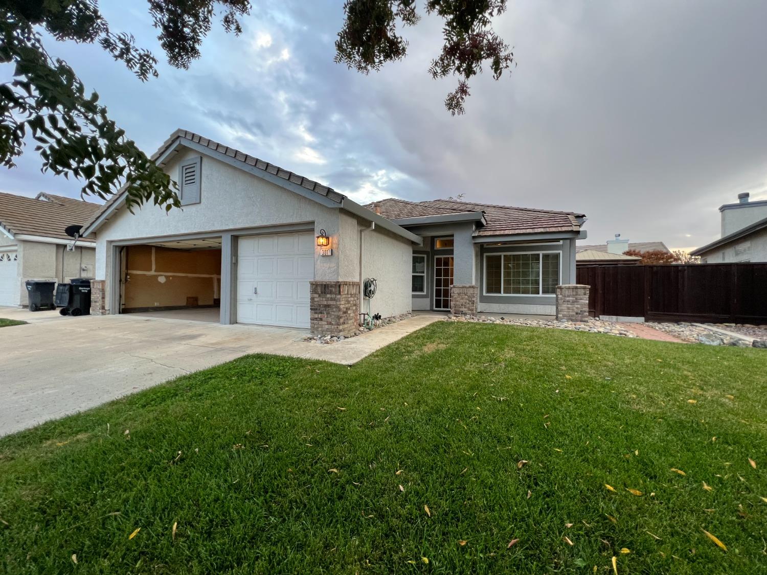 Photo of 301 Hunter Trl in Tracy, CA