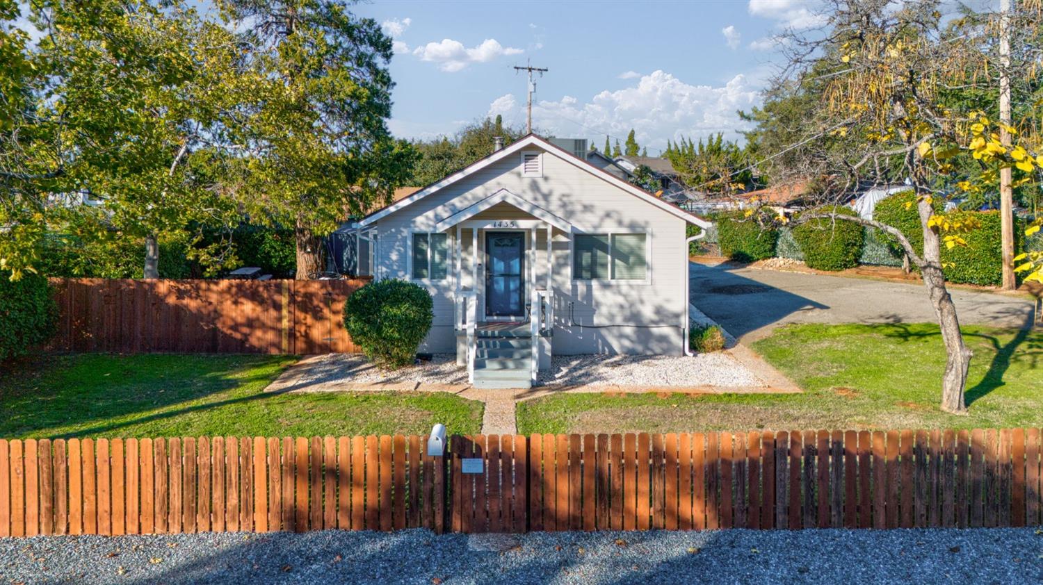 Photo of 1435 Live Oak Ln in Auburn, CA