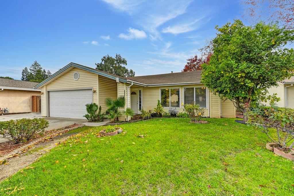 Photo of 2983 Rosemont Dr in Sacramento, CA