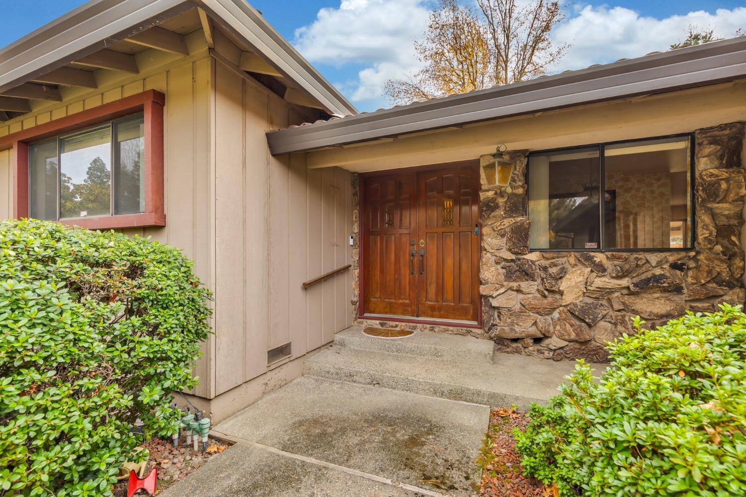 Photo of 6805 Gloria Dr in Sacramento, CA