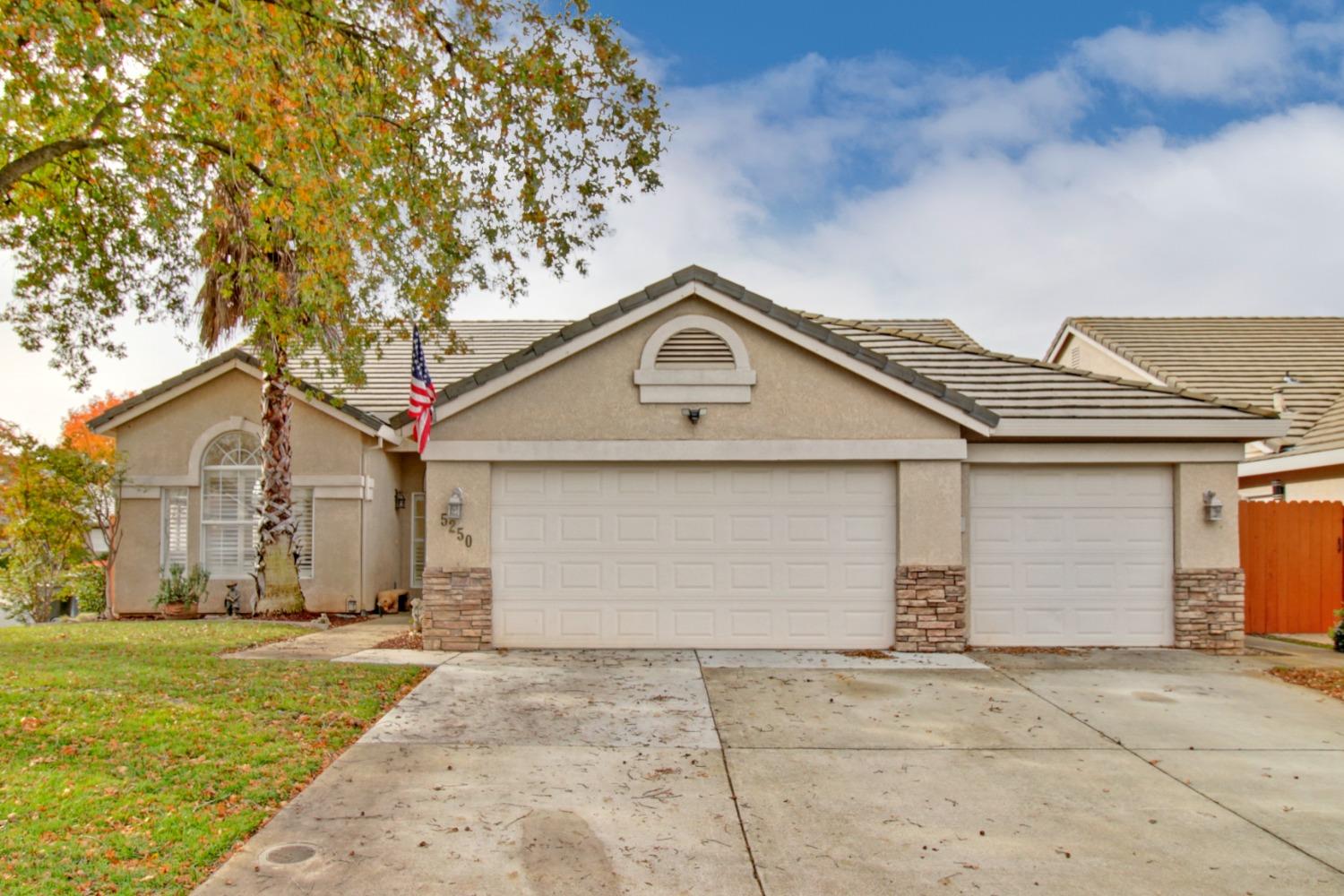 Photo of 5250 Wyndham Oak Ln in Carmichael, CA