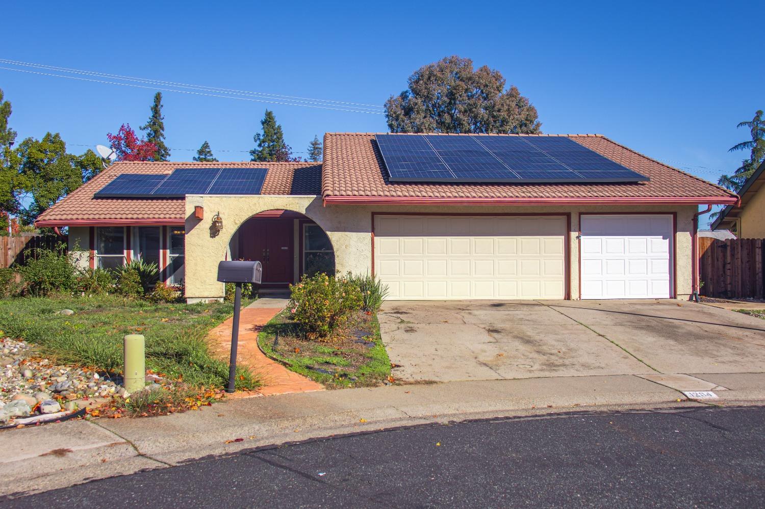 Photo of 1204 Hampshire Ct in Roseville, CA