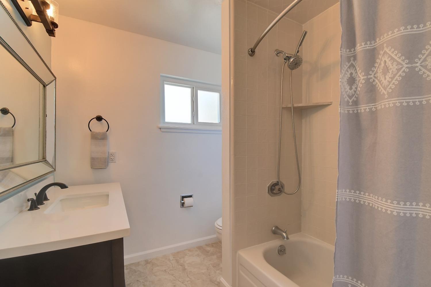 Detail Gallery Image 12 of 23 For 1440 Peach Tree Ln, Yuba City,  CA 95993 - 3 Beds | 2 Baths