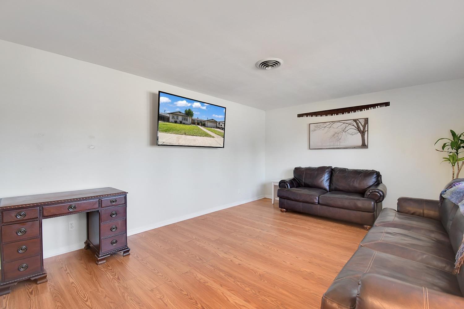 Detail Gallery Image 3 of 23 For 1440 Peach Tree Ln, Yuba City,  CA 95993 - 3 Beds | 2 Baths