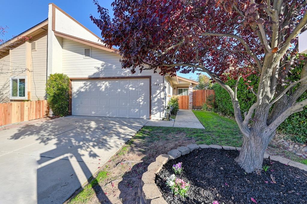 Detail Gallery Image 1 of 1 For 1444 Hickory St, Roseville,  CA 95678 - 2 Beds | 2 Baths