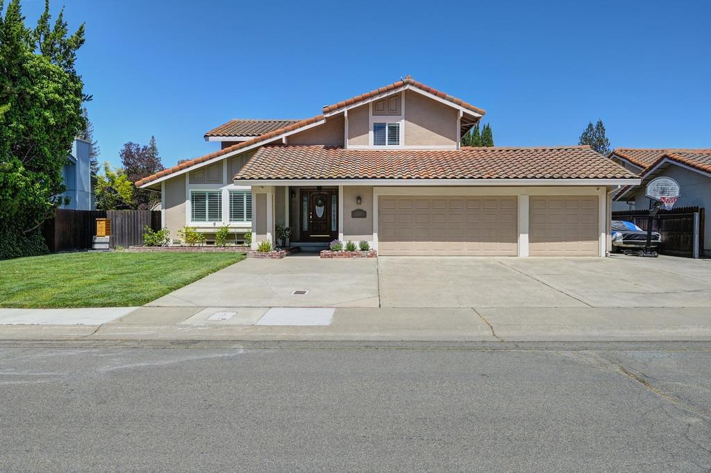 Photo of 355 Rivertree Wy in Sacramento, CA