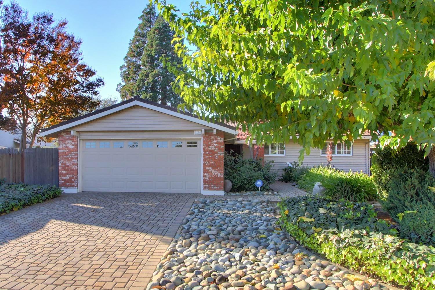 Photo of 2704 Honeysuckle Wy in Sacramento, CA