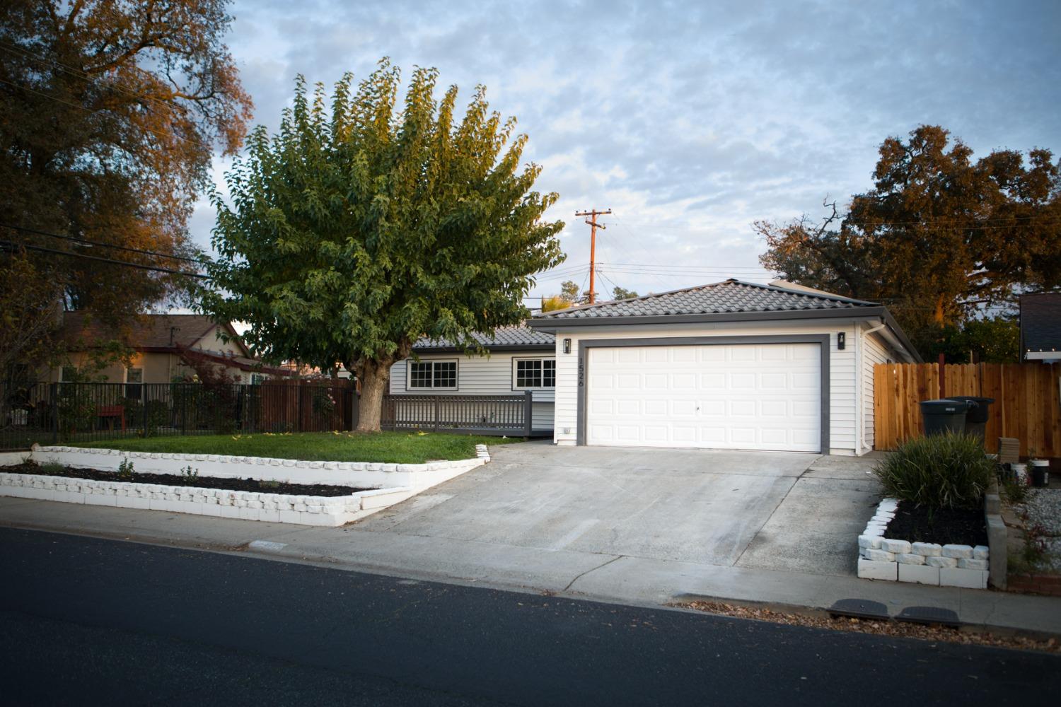 Photo of 1526 Sierra Gardens Dr in Roseville, CA