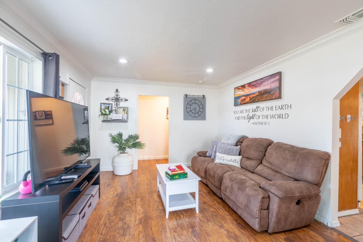 Detail Gallery Image 5 of 25 For 2681 Norwood Ave, Sacramento,  CA 95815 - 2 Beds | 1 Baths