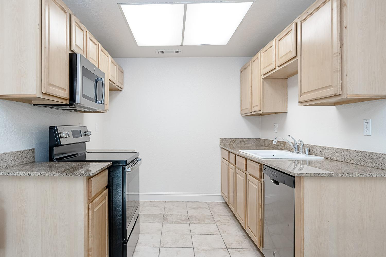 Detail Gallery Image 8 of 17 For 439 Cherry Ln #F,  Manteca,  CA 95337 - 2 Beds | 1 Baths