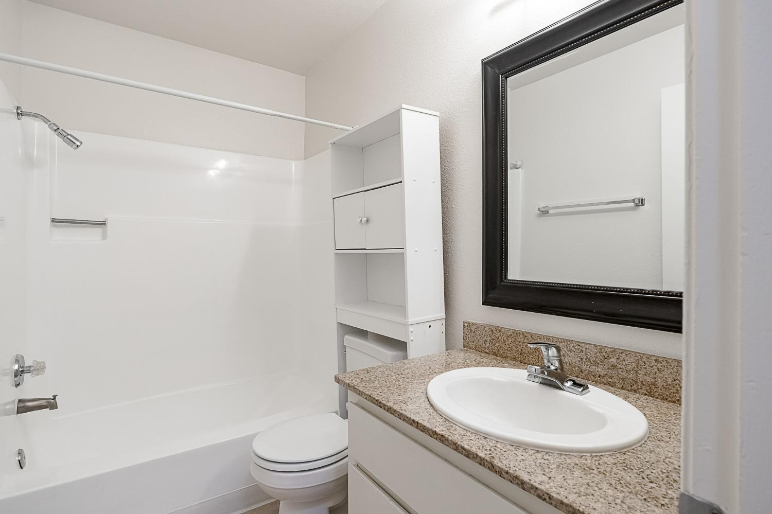 Detail Gallery Image 12 of 17 For 439 Cherry Ln #F,  Manteca,  CA 95337 - 2 Beds | 1 Baths