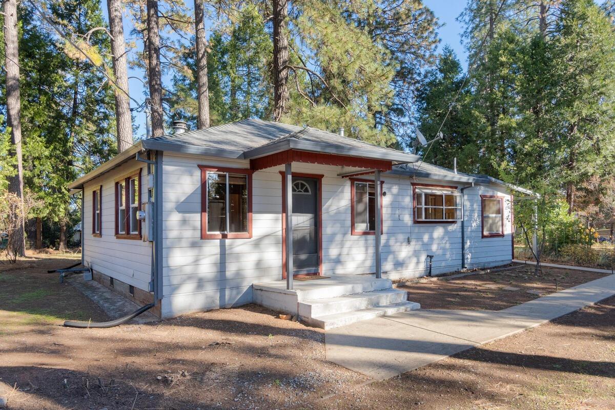 Photo of 2975 Robindale Dr in Placerville, CA
